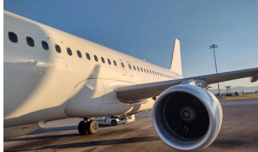 Plane without logo