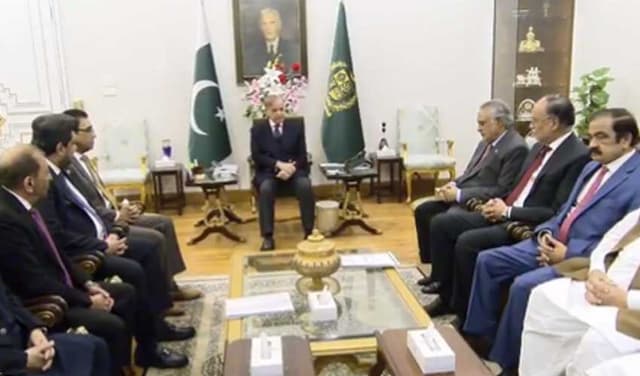 MQM-P laments Sindh stance on PIDCL projects in meeting with PM (Courtesy: @PTVNewsOfficial)