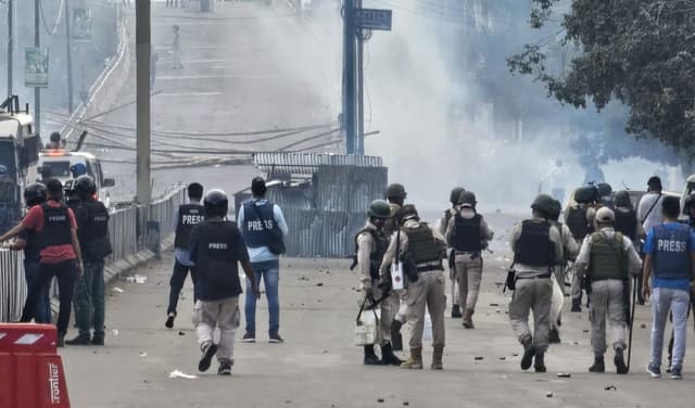 Manipur descends into civil strife as curfew imposed in five districts (Courtesy: Radio Pakistan)
