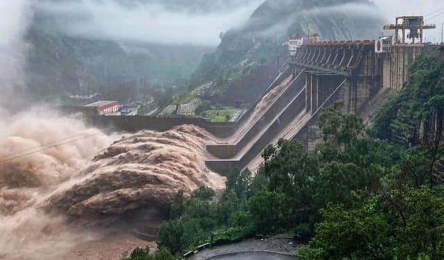 India releases another flood wave towards Pakistan (Courtesy: File)