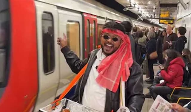 Video of Indian man selling samosas on London train goes viral (Courtesy: Online)