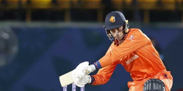 Scott Edwards plays captain's knock. ICC