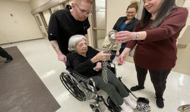 104-year-old Loretta’s unique birthday wish fulfilled in New York prison visit (Courtesy: Online)