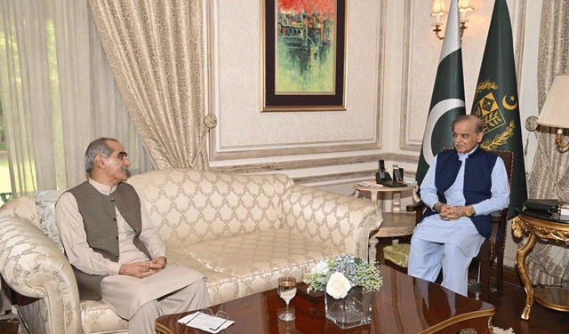 PML-N senior leader holds important meeting with Pakistan's PM Shehbaz Sharif (Courtesy: Online)