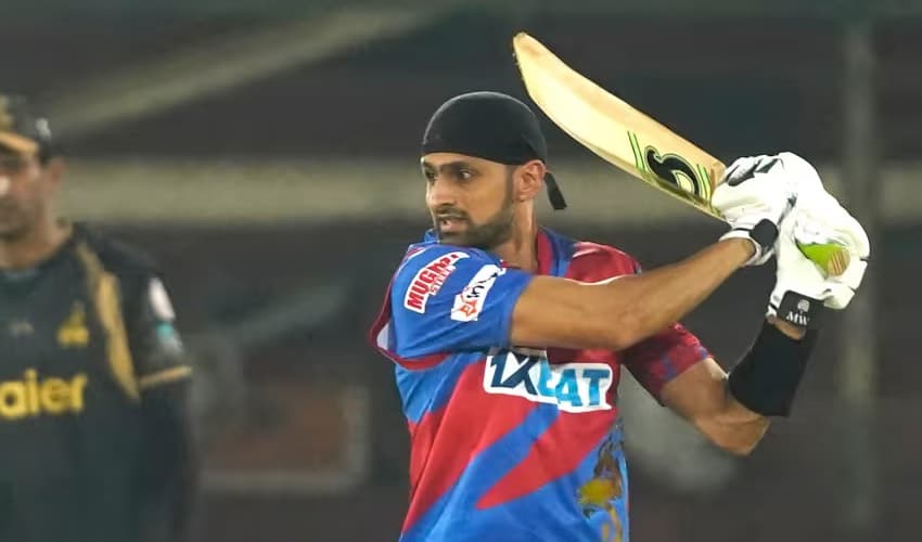 Shoaib Malik hammering through off-side in PSL game against Peshawar Zalmi (Courtesy: Online)