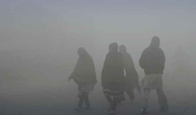 Govt intensifies measures to curb smog in Lahore (Courtesy: File)