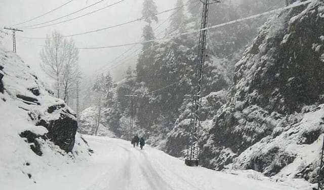 Stranded passengers provided with possible assistance in snow-hit areas (Courtesy: Online)