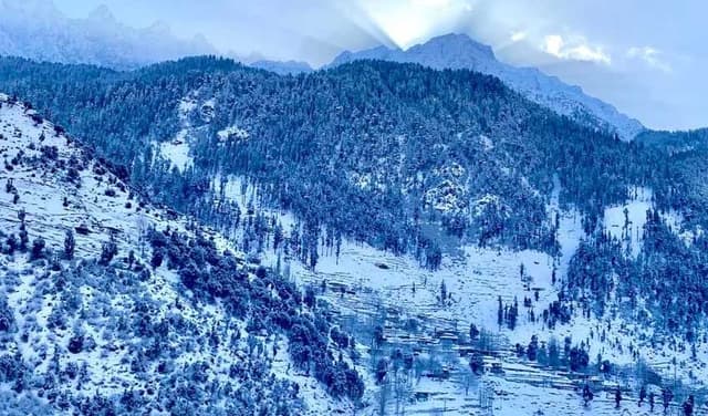 Severe snowstorm leads to emergency measures in upper Swat (Courtesy: Online)