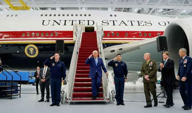 Trump unveils new Air Force One