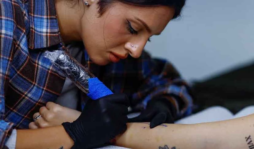 Ukrainians turn to tattoos to ease grief from war