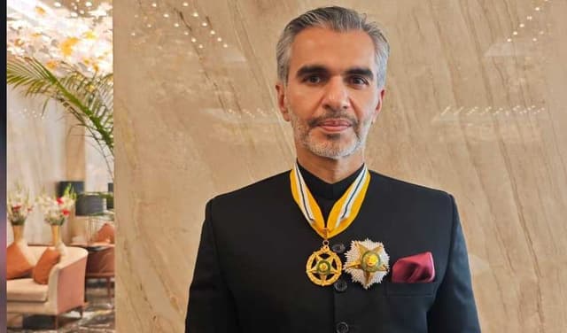 Crescent of Excellence for Umar Farooq Zahoor for bringing $700m direct foreign investment (Courtesy: Online)