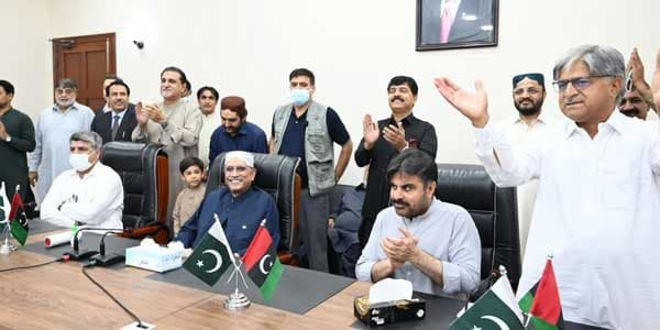 Zardari meets party workers @MediaCellPPP