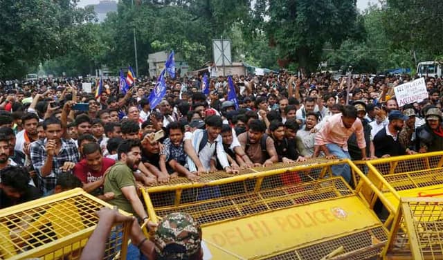 Thousands march on parliament as Cockroach party demands minister's resignation Thousands march on parliament as Cockroach party demands minister's resignation