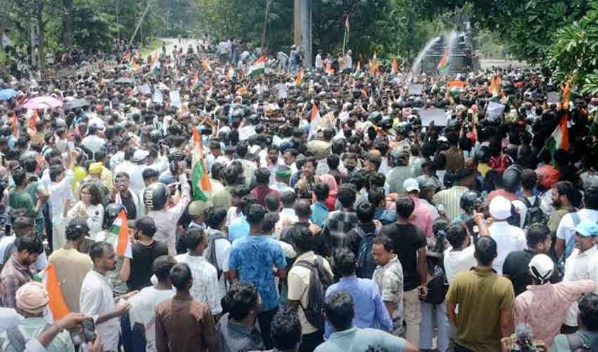 Indian police disperse youth protesters Indian police disperse youth protesters