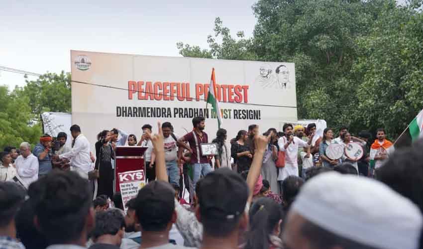 Indian reporters caught in youth protest anger Indian reporters caught in youth protest anger