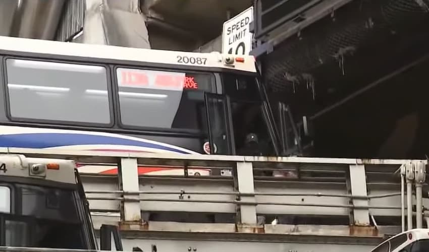 14 injured, two buses collide near in New York, Emergency services (Courtesy: Online) 14 injured, two buses collide near in New York, Emergency services (Courtesy: Online)