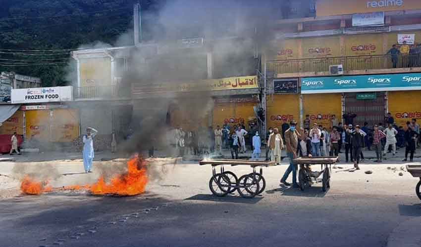 Violent protests continue in AJK despite govt’s repeated offers of talks (Courtesy: Online) Violent protests continue in AJK despite govt’s repeated offers of talks (Courtesy: Online)