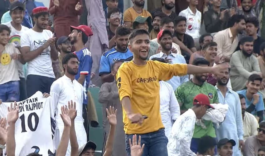 Pakistan Champions One-Day Cup: Fans rush to Iqbal Stadium to watch star players in action – File Pakistan Champions One-Day Cup: Fans rush to Iqbal Stadium to watch star players in action – File