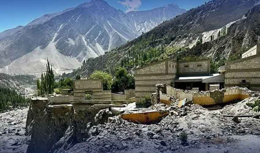 Earthquake tremors in Hunza, landslide blocks link road (File Photo) Earthquake tremors in Hunza, landslide blocks link road (File Photo)