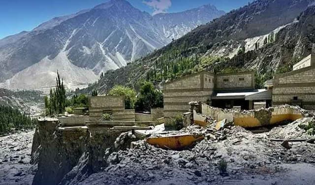 Earthquake tremors jolt Hunza; landslide blocks link road Earthquake tremors jolt Hunza; landslide blocks link road