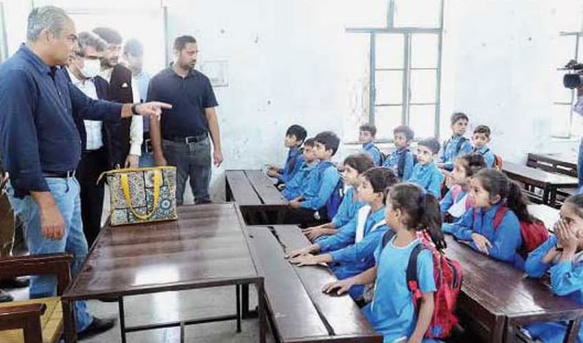CM Naqvi meets students – File CM Naqvi meets students – File
