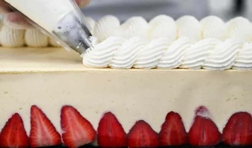 French chefs set new record with world’s longest strawberry cake (Courtesy: Online) French chefs set new record with world’s longest strawberry cake (Courtesy: Online)