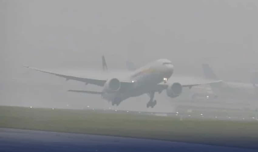 Dense fog in Karachi forces diversion of multiple international flights (Courtesy: Online) Dense fog in Karachi forces diversion of multiple international flights (Courtesy: Online)