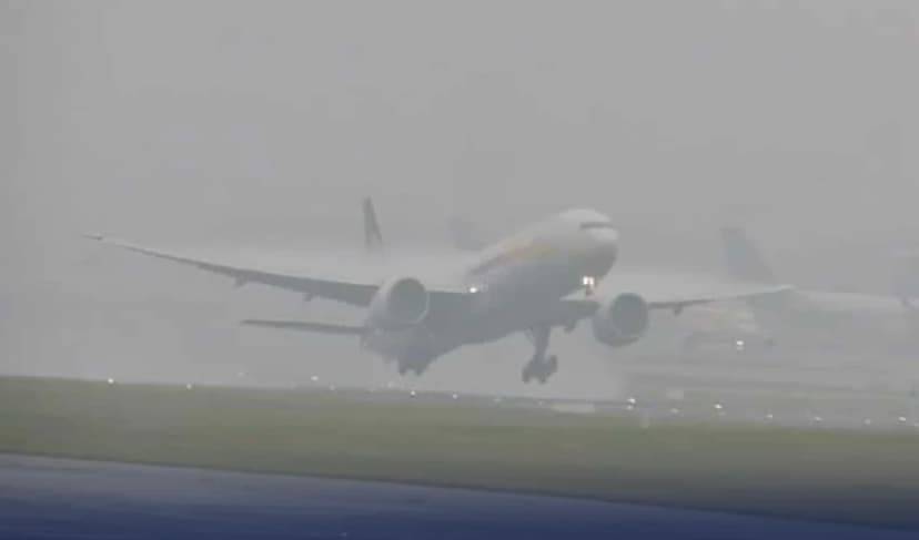 Dense fog in Karachi forces diversion of multiple international flights (Courtesy: Online) Dense fog in Karachi forces diversion of multiple international flights (Courtesy: Online)