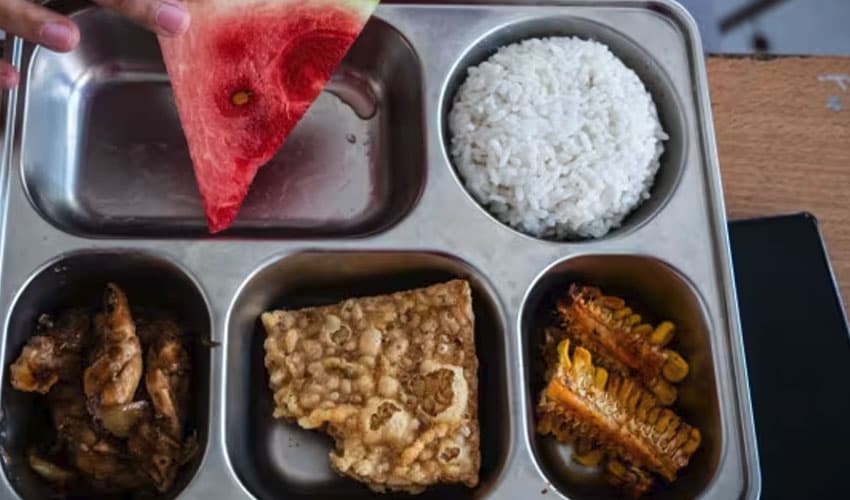 Around 400 children fall ill after eating free school meals in Indonesia's Bengkulu (Courtesy: File) Around 400 children fall ill after eating free school meals in Indonesia's Bengkulu (Courtesy: File)