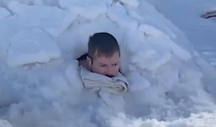 Swiss man sets new world record by staying buried in ice (Courtesy: Online) Swiss man sets new world record by staying buried in ice (Courtesy: Online)