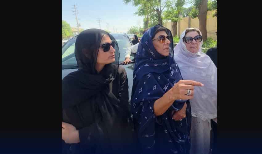 PTI’s major grievance ends as Imran Khan meets sisters, legal team (Courtesy: Online) PTI’s major grievance ends as Imran Khan meets sisters, legal team (Courtesy: Online)