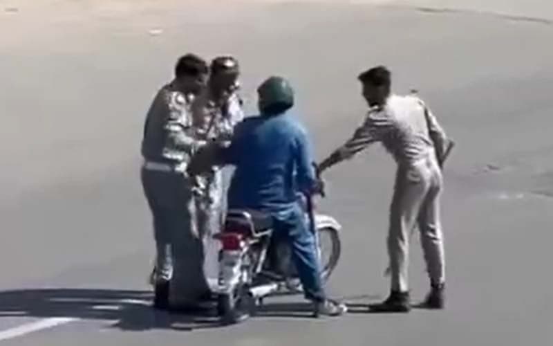 Traffic police officers suspended after biker beating in Islamabad (Courtesy: Online) Traffic police officers suspended after biker beating in Islamabad (Courtesy: Online)