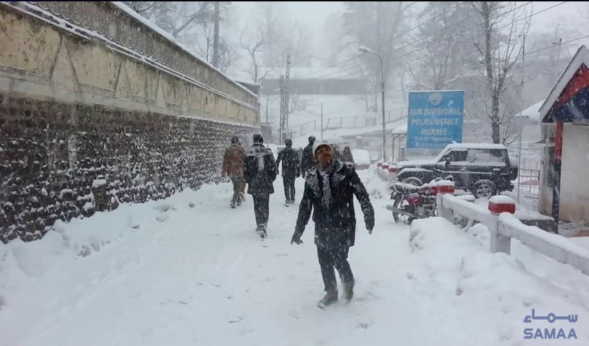 Dense fog dominates Murree as cold weather intensifies (Courtesy: Samaa Archives) Dense fog dominates Murree as cold weather intensifies (Courtesy: Samaa Archives)