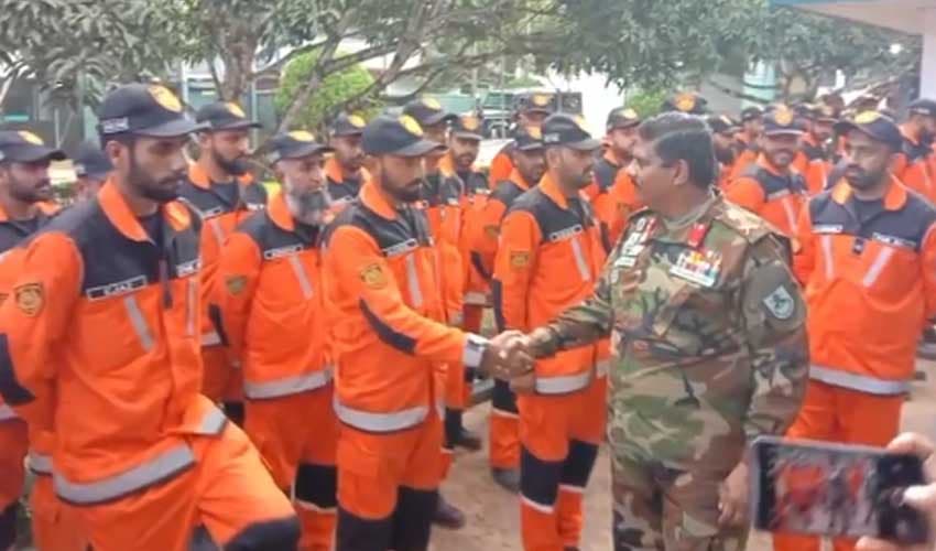 Sri Lankan army commander praises Pakistan’s rescue team (Courtesy: Online) Sri Lankan army commander praises Pakistan’s rescue team (Courtesy: Online)