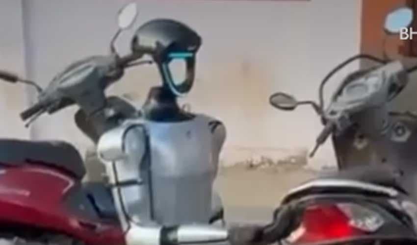 Indian youths send robot to beg on streets; video goes viral (Courtesy: File) Indian youths send robot to beg on streets; video goes viral (Courtesy: File)