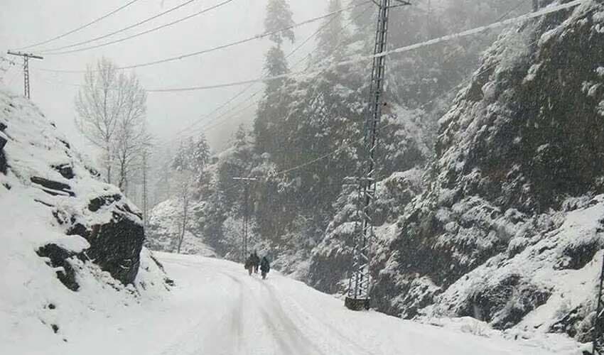 Stranded passengers provided with possible assistance in snow-hit areas (Courtesy: Online) Stranded passengers provided with possible assistance in snow-hit areas (Courtesy: Online)