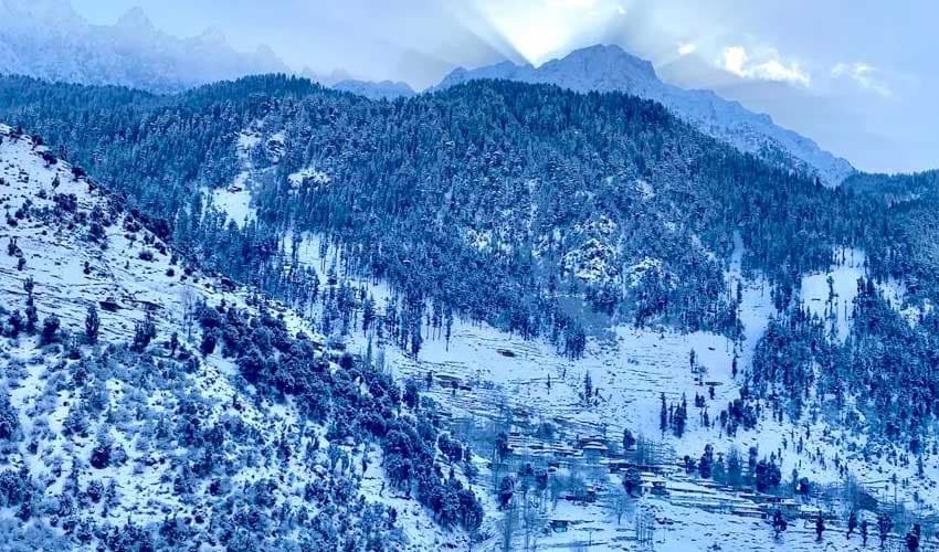Severe snowstorm leads to emergency measures in upper Swat (Courtesy: Online) Severe snowstorm leads to emergency measures in upper Swat (Courtesy: Online)