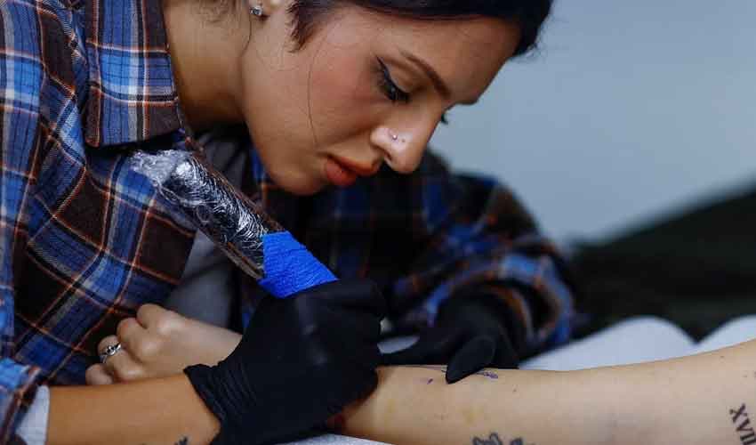 Ukrainians turn to tattoos to ease grief from war Ukrainians turn to tattoos to ease grief from war