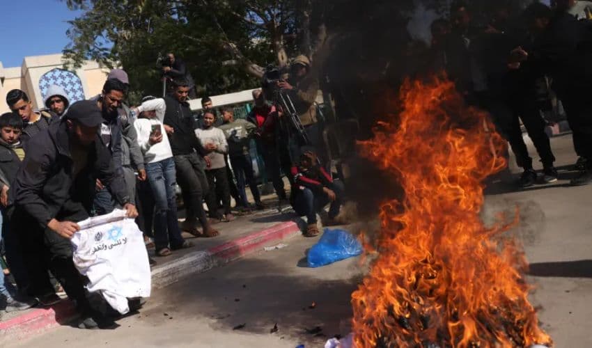 Palestinians burn 'humiliating' shirts Palestinians burn 'humiliating' shirts