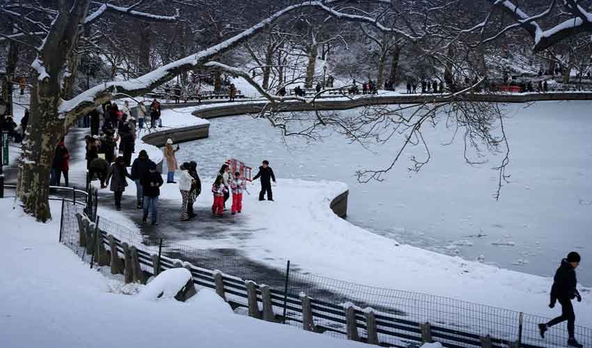 Winter storm grips much of US in snow Winter storm grips much of US in snow