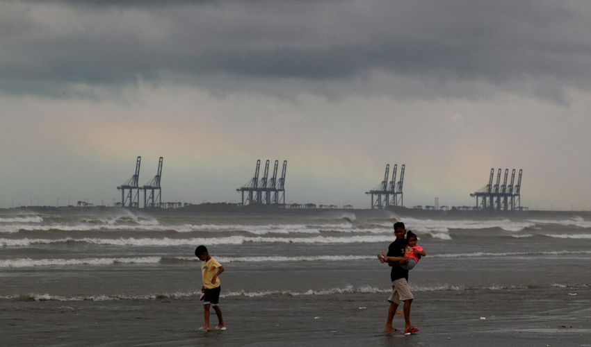 Cyclone threat to Karachi? Met office clears the air on coastal risk
