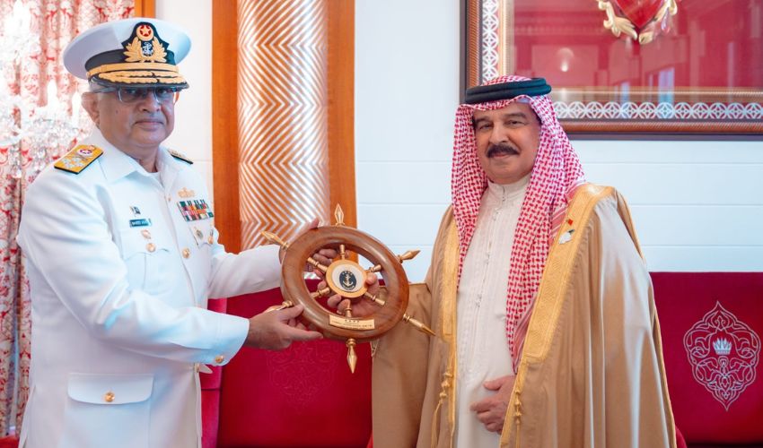 King Hamad of Bahrain meets CNS Admiral Naveed Ashraf to strengthen defense ties with Pakistan