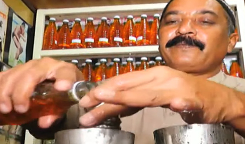 Lahorites enjoy cold beverages amid scorching heat