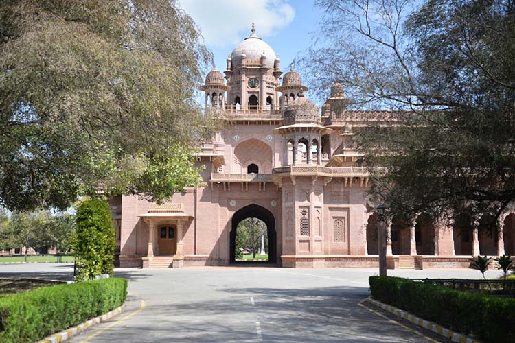 Aitchison College Principal Michael Thompson resigns over 'political interference'