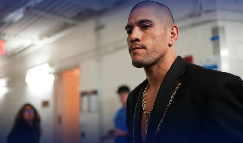 Pereira unleashes 'barrage of punches' on Prochazka, win Light heavyweight title UFC 295