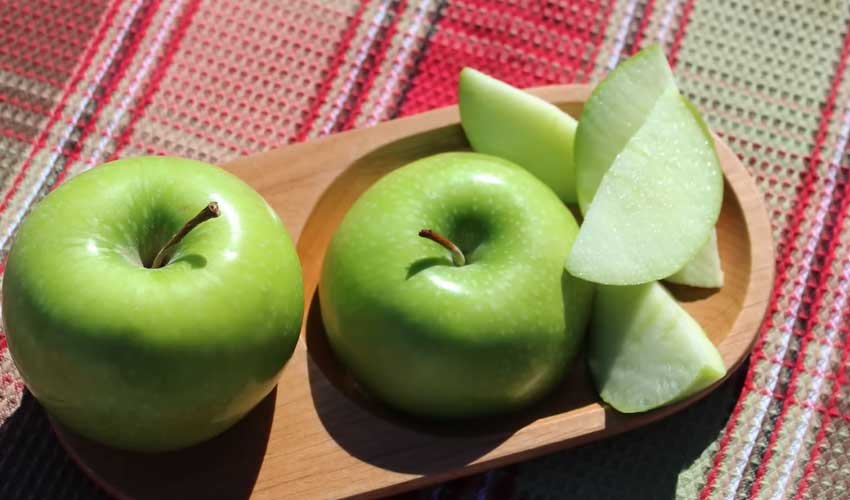 How apples play vital role in maintaining health?