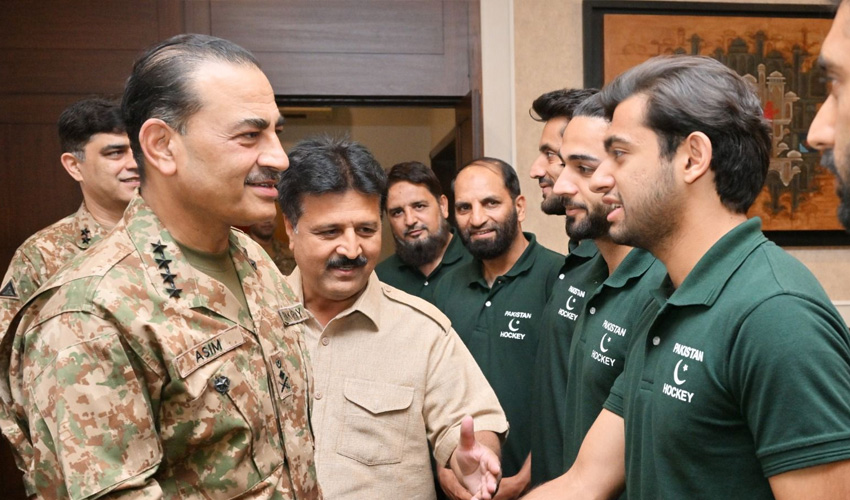 Army chief meets hockey team, praises outstanding performance