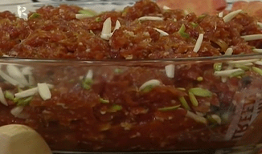 Lahorites enjoy carrot halwa as winter's grip tightens