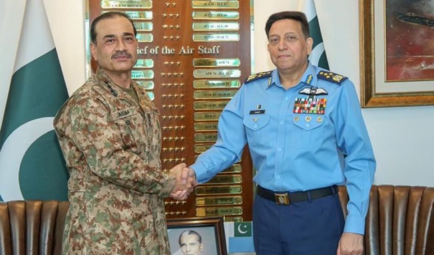 Army Chief visits air headquarters, lauds PAF for repelling Indian aggression