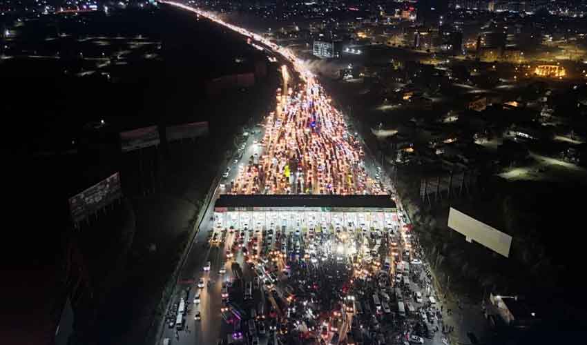 PTI convoy reaches Islamabad toll plaza; workers vandalise, steal